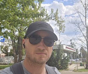 Strzelał do ludzi w Toruniu. Dziennikarz Marcin Lewicki jednym z poszkodowanych