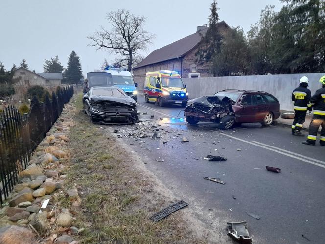 Wypadek w Starym Polichnie dwóch samochodów osobowych