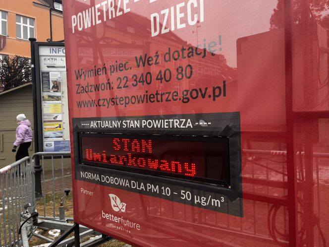 Zanieczyszczenie powietrza w Żorach wciąż bardzo wysokie. "Płuca smogowe" na rynku są już czarne