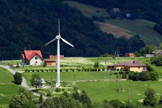 Mała elektrownia wiatrowa przy domu. Dobór mocy zależy od zapotrzebowania. Można też dodatkowo zarobić, ale trzeba zainwestować w większą turbinę