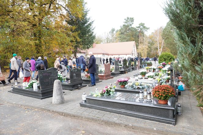 Tłumy na cmentarzu na Miłostowie