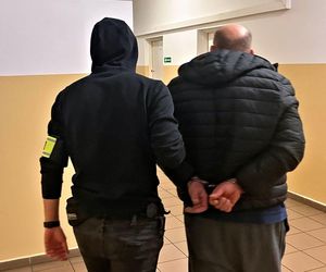 Przejechał na czerwonym świetle. Gdy zobaczył policję, wyrzucił przez okno pakunek. Teraz grozi mu do 10 lat więzienia