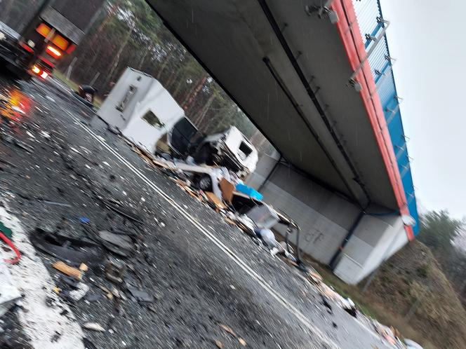 Dramatyczny wypadek na trasie S1 w Mierzęcicach. Na "drodze śmierci" zderzyło sie 5 pojazdów. Są ranni! [ZDJĘCIA]