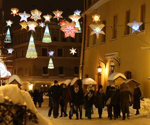 Lublin wieczorową porą. W mieście świąteczne ozdoby i hałdy śniegu. Zobacz zdjęcia!