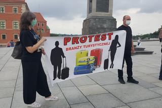 Trwa protest branży turystycznej na placu Zamkowym. Czego domagają się protestujący? [WIDEO]