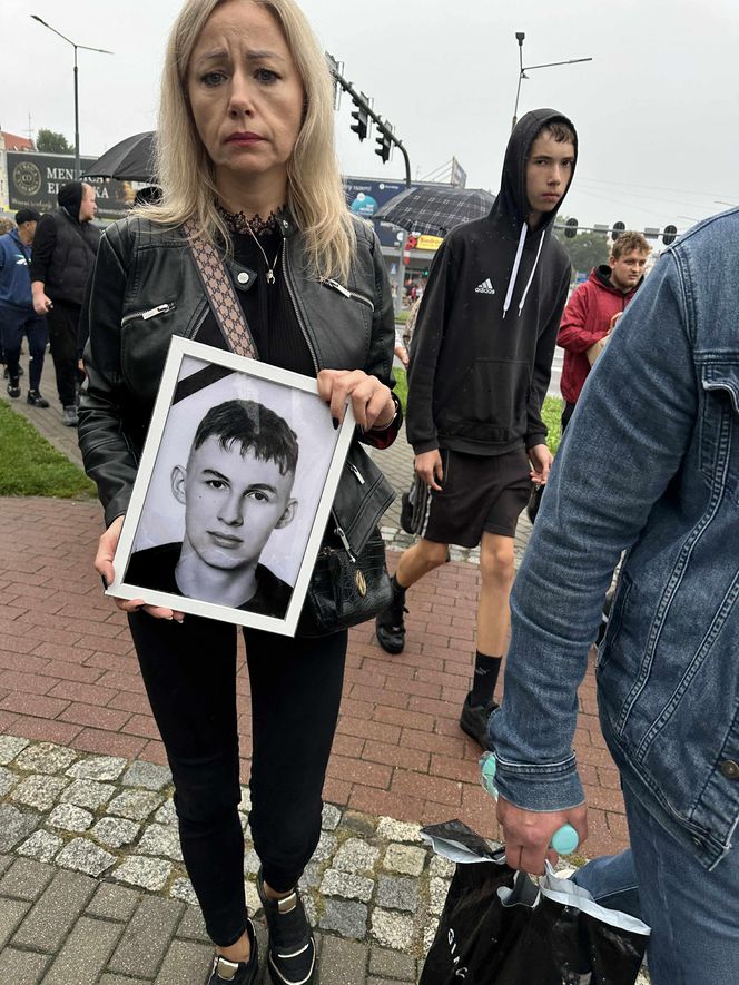 Setki osób upamiętniły Oliwiera. 20-latek zmarł po interwencji policji. "Zabili go jak zwierzę"