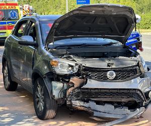 Auto wjechało w przystanek w Warszawie. Dwie osoby nie żyją