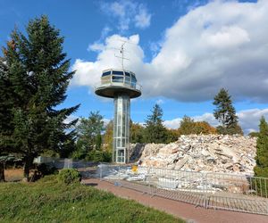 ​Koniec hotelu na lotnisku w Lesznie. Stary, zrujnowany obiekt został wyburzony