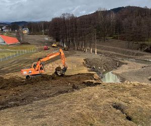 Zaczęły się prace nad odbudową tamy w Stroniu Śląskim. Grodza ma ochronić przed zalaniem mieszkańców