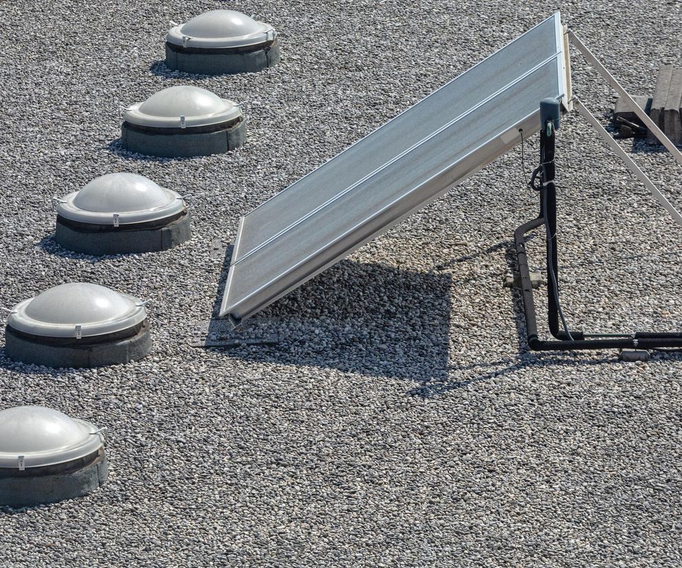 Świetliki dachowe w halach przemysłowych – naturalne światło i wentylacja dla komfortu pracy