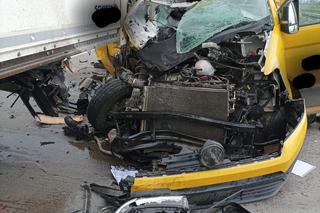 Bus firmy kurierskiej wbił się w ciężarówkę. Poważy wypadek i korki na A4 