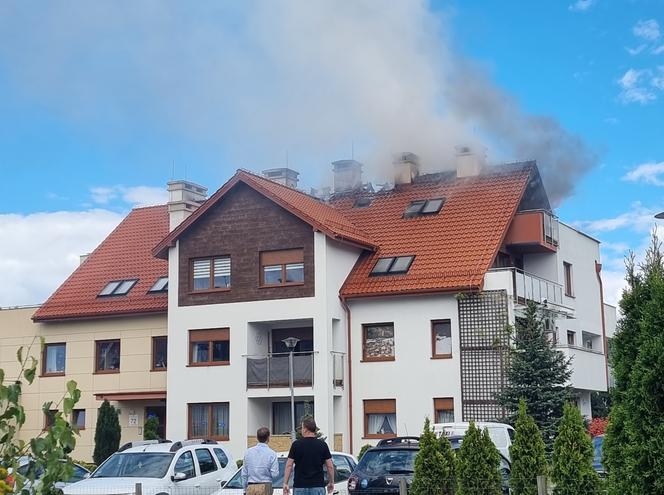 Pożar domu wielorodzinnego w Osielsku! Trudna akcja strażaków [ZDJĘCIA]