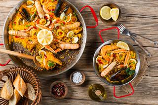 Paella z owocami morza: przepis na sylwestrowe danie z kuchni hiszpańskiej