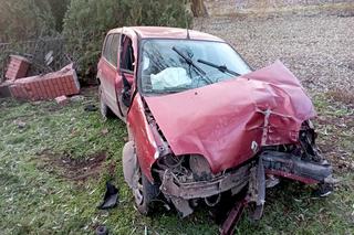 Kompletnie pijany kierowca wbił się w ogrodzenie! Z auta niewiele zostało [ZDJĘCIA] 