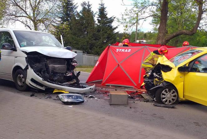 Pasażerka nie żyje, kierowca w szpitalu. Tragiczna czołówka na Płochocińskiej