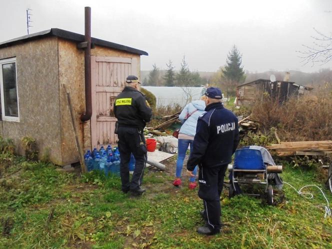 Mrozy dają się bezdomnym najbardziej we znaki. Policja ruszła im z pomocą