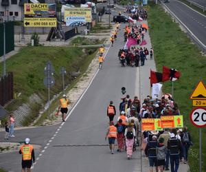 Kielecka Piesza Pielgrzymka maszeruje na Jasną Górę (9 sierpnia 2023)