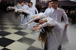 Studniówka 2024 w Opatowie. Cudowny walc uczniów Zespołu Szkół numer 1