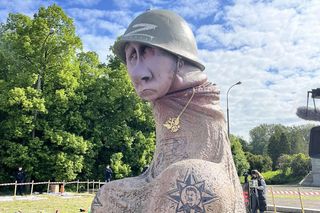 Antywojenny protest na Cmentarzu Żołnierzy Radzieckich w Warszawie