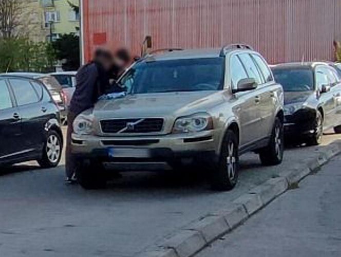 Dwulatka uwięziona w rozgrzanym aucie. Policjanci wybili szybę, by uratować dziecko