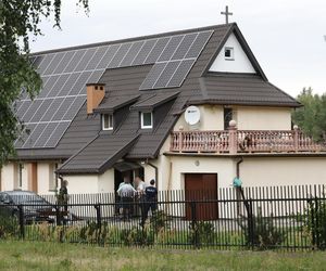 Zbrodnia pod Grójcem. Ksiądz przyznał się do zabójstwa. Policja przeszukała plebanię [ZDJĘCIA]. Kontener: Warszawa