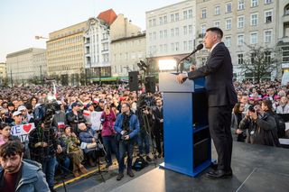 Sławomir Mentzen w Poznaniu. Spotkanie odbyło się w obliczu zakazów ze strony miasta
