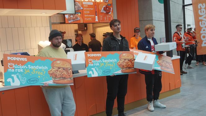 Tłumy na otwarciu Popeyes w Olsztynie. Rekordzista czekał w kolejce ponad 20 godzin