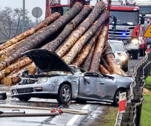 Kłody drewna spadły na samochody Poważny wypadek na DK11