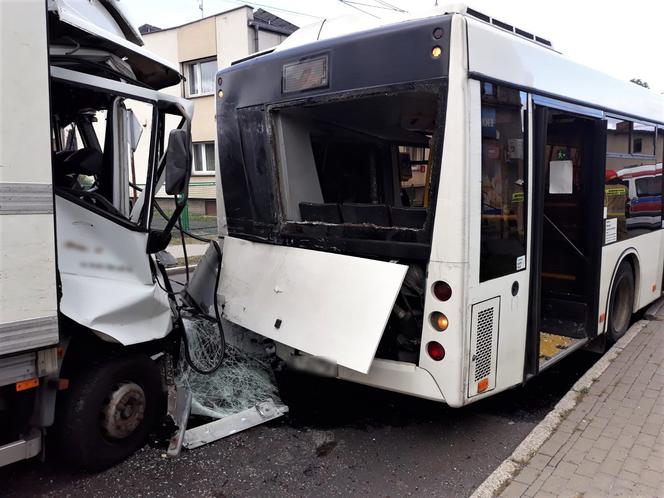 Wypadek w Wieszowej. Sześć osób rannych w zderzeniu ciężarówki z autobusem [ZDJĘCIA]