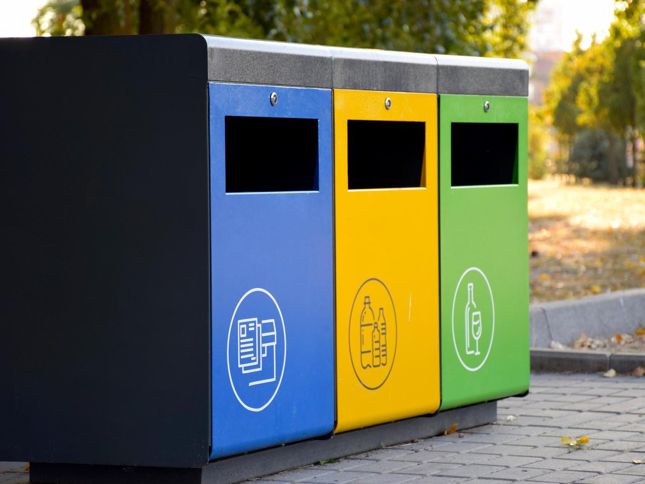 Jak segregować śmieci w 2022? Nowe pojemniki, co gdzie wyrzucać?
