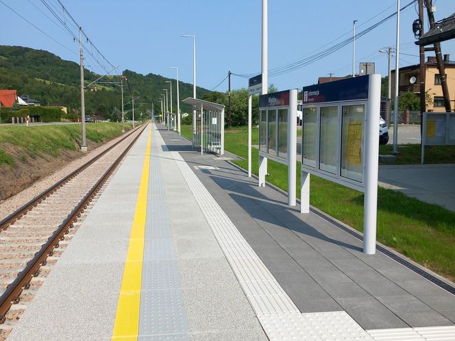 Nowe perony i infrastruktura kolejowa na "kryniczance" w Dolinie Popradu