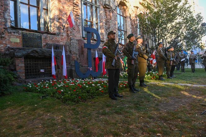 Uroczystości upamiętniające 80 rocznicę upadku Powstania Warszawskiego pod Redutą Banku Polskiego w Warszawie