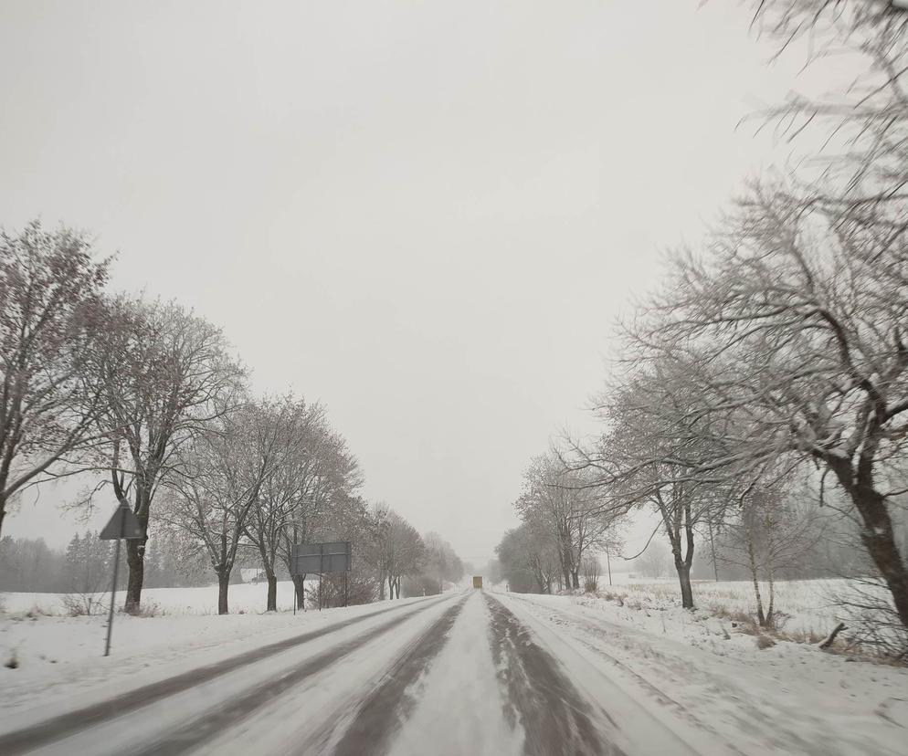 Intensywne opady śniegu w Podlaskiem. Jaka sytuacja na drogach w regionie?