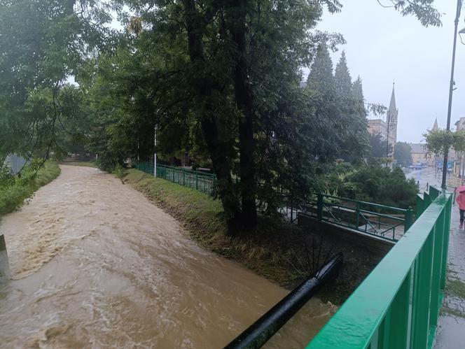 Zagrożenie powodziowe. Głuchołazy. Woda przelała się przez wały. Zalewa miasto