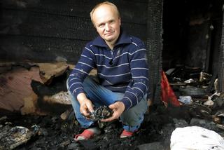 Marek Kierzkowski we wnętrzu swojego spalonego domu