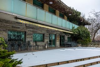 Najbardziej luksusowa willa PRL-u została sprzedana. Ochabówka grała w filmie, budziła ciekawość pokoleń; teraz została najdroższą modernistyczną willą w Polsce