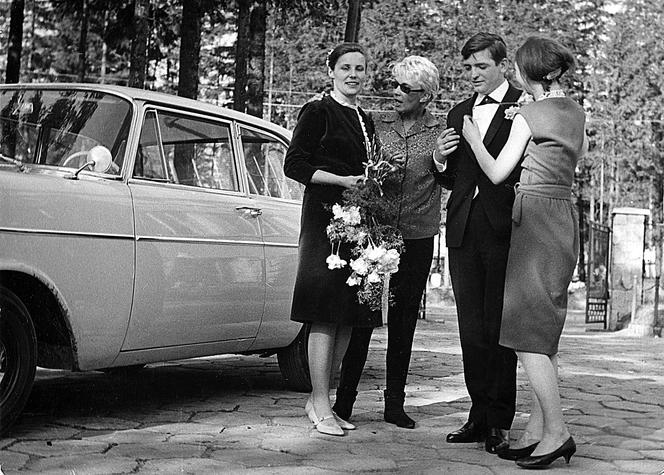 Agnieszka Osiecka i Wojciech Frykowski, przed wejściem do USC - Zakopane (1963)
