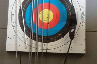 Dramat w parku na warszawskiej Białołęce. Postrzelił przechodnia z łuku!