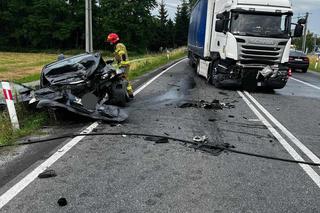Osobówka zderzyła się z ciężarówką w Jurkowie. Droga krajowa nr 75 jest zablokowana!