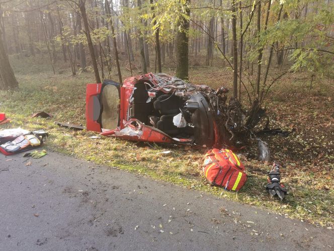 Śmiertelny wypadek pod Pajęcznem. 33-latek zginął w zderzeniu z tirem [ZDJĘCIA]