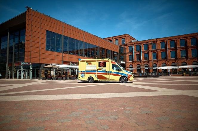 Stig z "Top Gear" podjechał pod łódzką Manufakturę... karetką. To pierwszy taki ambulans w Polsce!