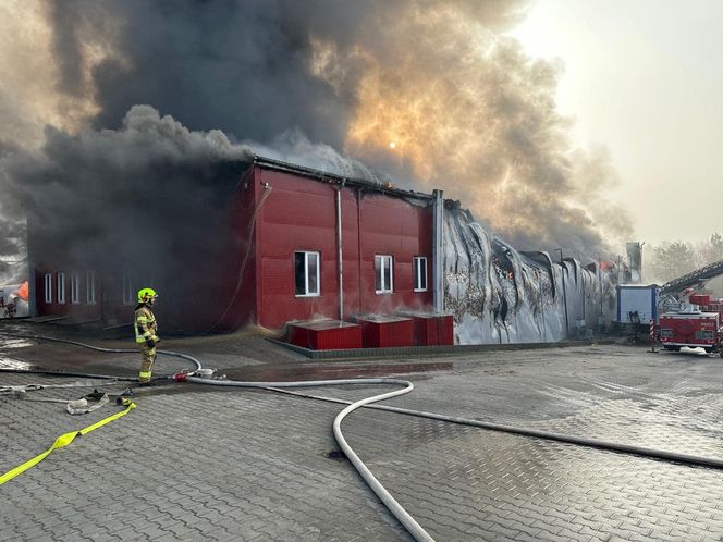 Potężny pożar pustoszy halę w woj. lubelskim