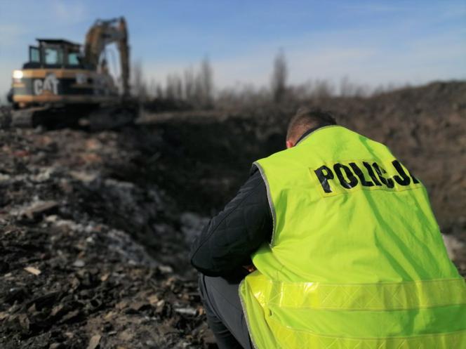 Wywozili nielegalnie odpady! Policja złapała ich na goracym uczynku [ZDJĘCIA]