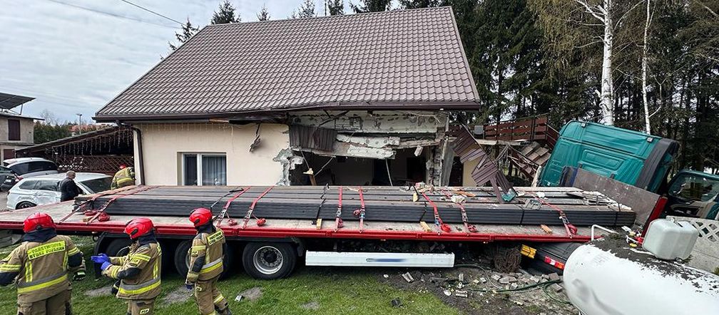 Tragedia w Sochaczewie. Przewoził stal cieżarówką, wjechał w dom. Jedna osoba nie żyje