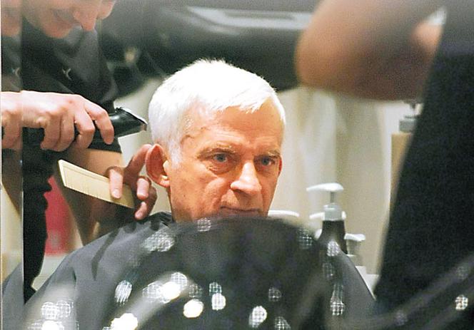 Buzek robi się na bóstwo