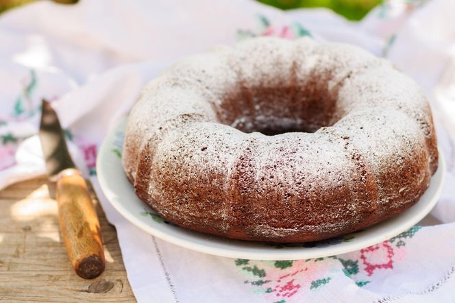 Miękka, słodka i obłędna! Babka kajmakowa, którą przygotuje każdy – i każdy pokocha
