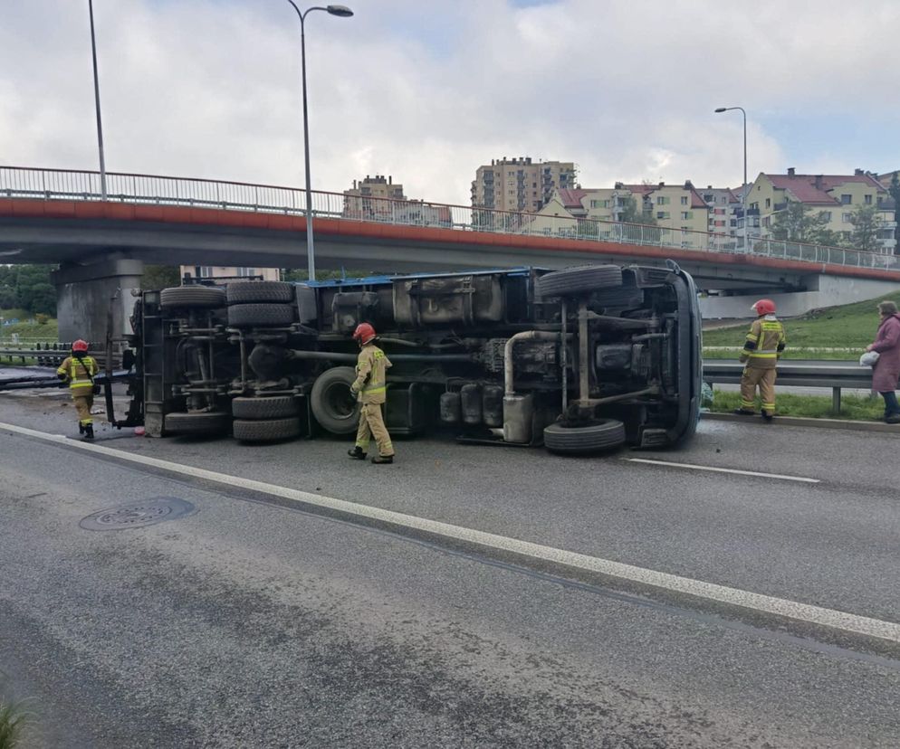 Ciężarówka przewróciła się na Grunwaldzkiej w Kielcach! Uszkodzony wiadukt, zablokowana droga 