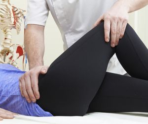 Z tym zespołem mierzy się Andie MacDowell. Ból biodra bywa nie do zniesienia