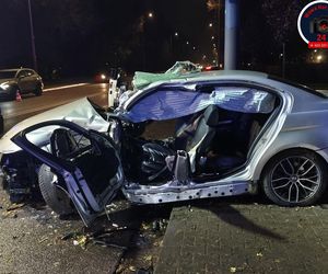 Potworny wypadek w Warszawie. BMW roztrzaskane o drzewo, kierowca zakleszczony