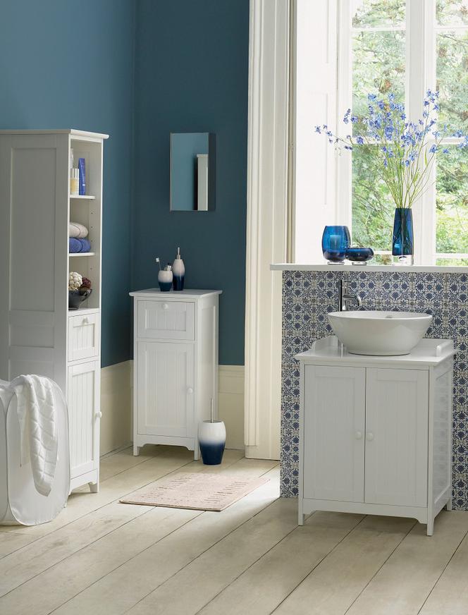Niebieska łazienka z majolikowymi płytkami
